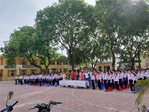 Trường THCS Kim Lan tổ chức tuyên truyền : An toàn giao thông cho nụ cười ngày mai 